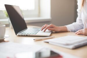 仕事帰りの女性にぴったりな食事宅配サービスは？